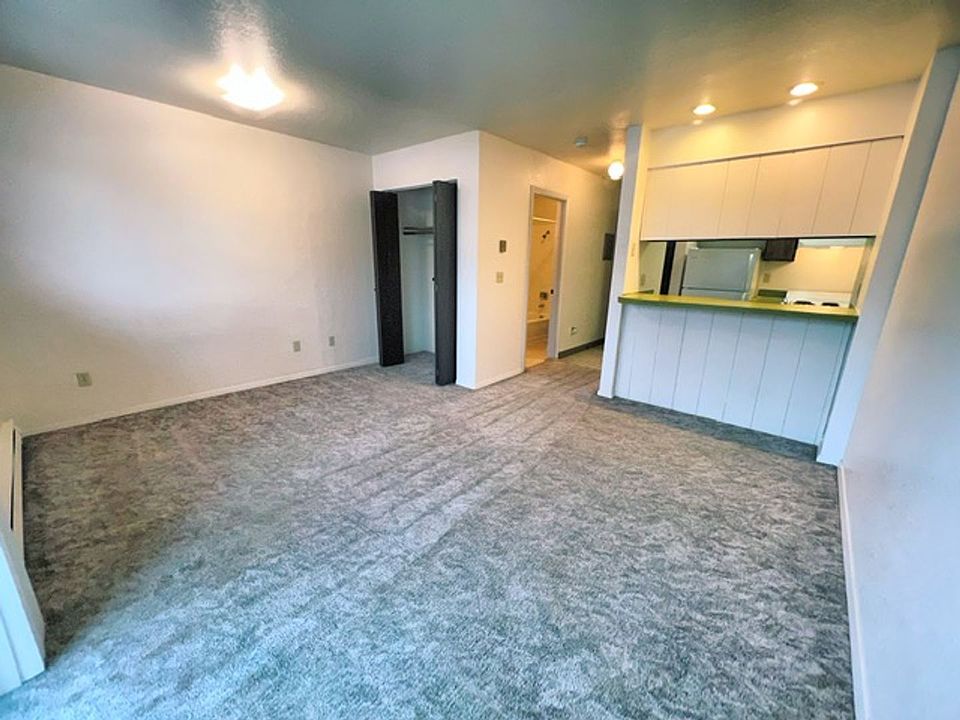 1st image of 926 W 26th Ave #205