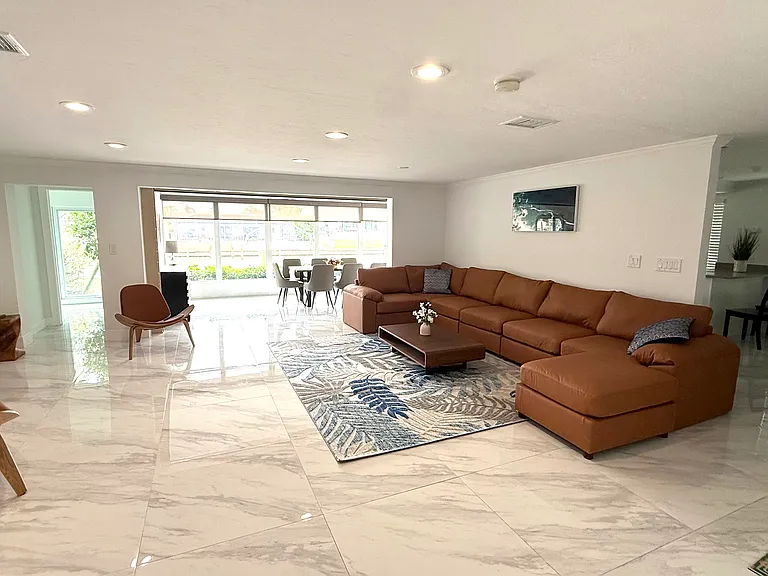 455 Bayside Ave — Photo 2