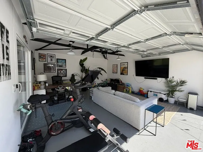1768 S Fairfax Ave — Photo 32