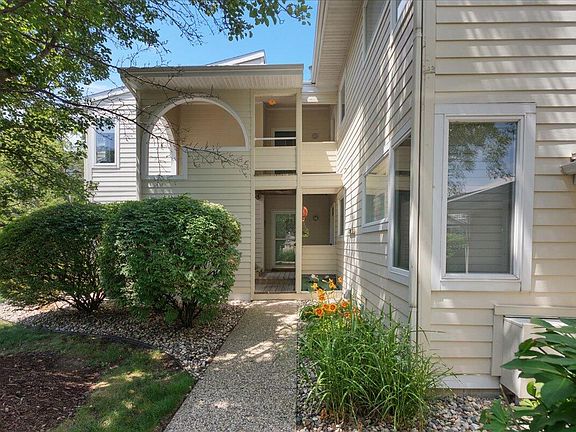 3rd image of 987 Lake St #6