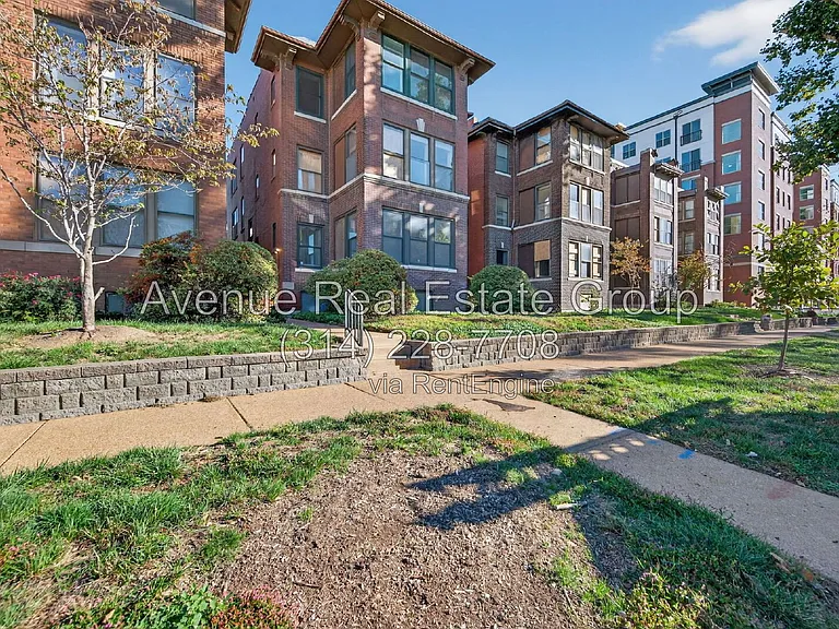 5559 Pershing Ave #1F — Photo 2