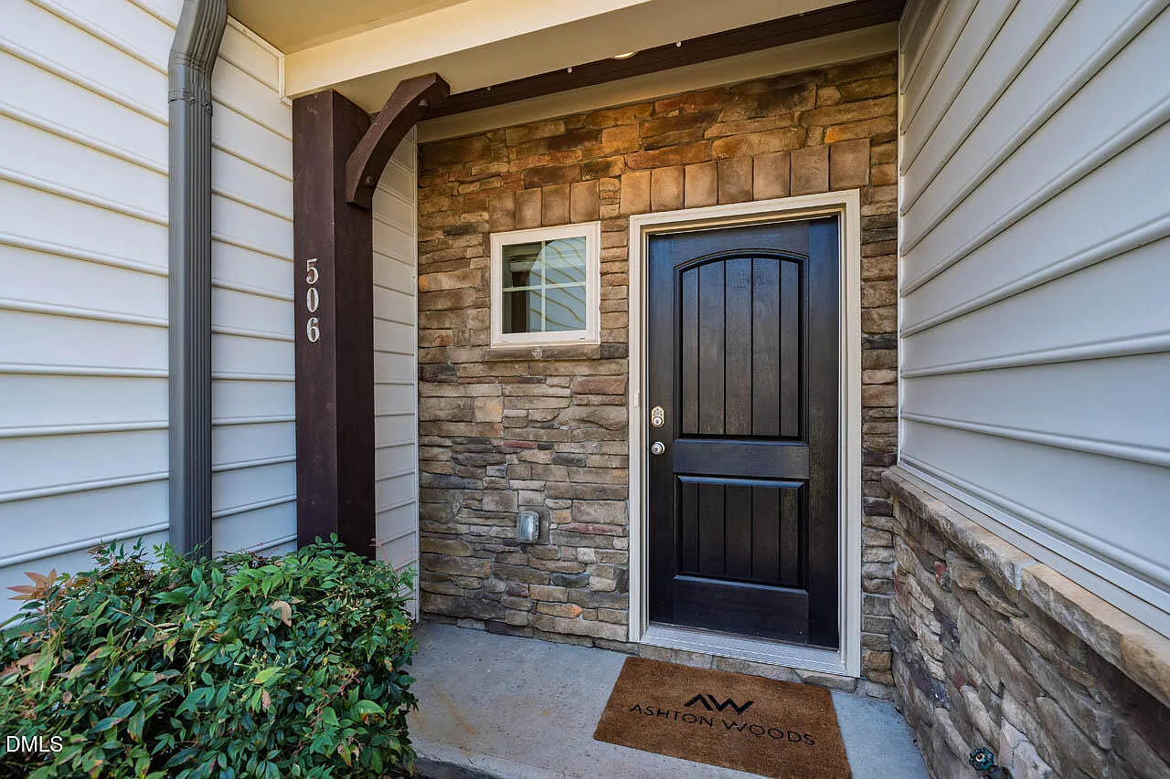 3 bed, 2.5 bath, 1716 sqft, $2,500 — Photo 2