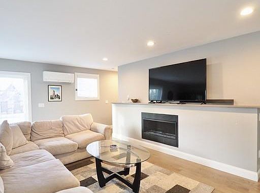1st image of 3 Devereux St #0