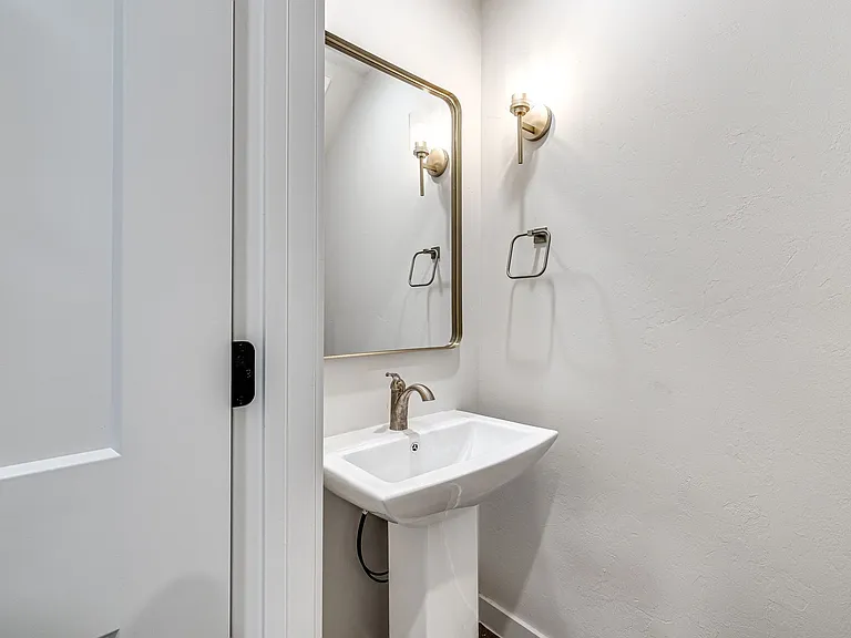 610 W 2nd St #100 — Photo 18