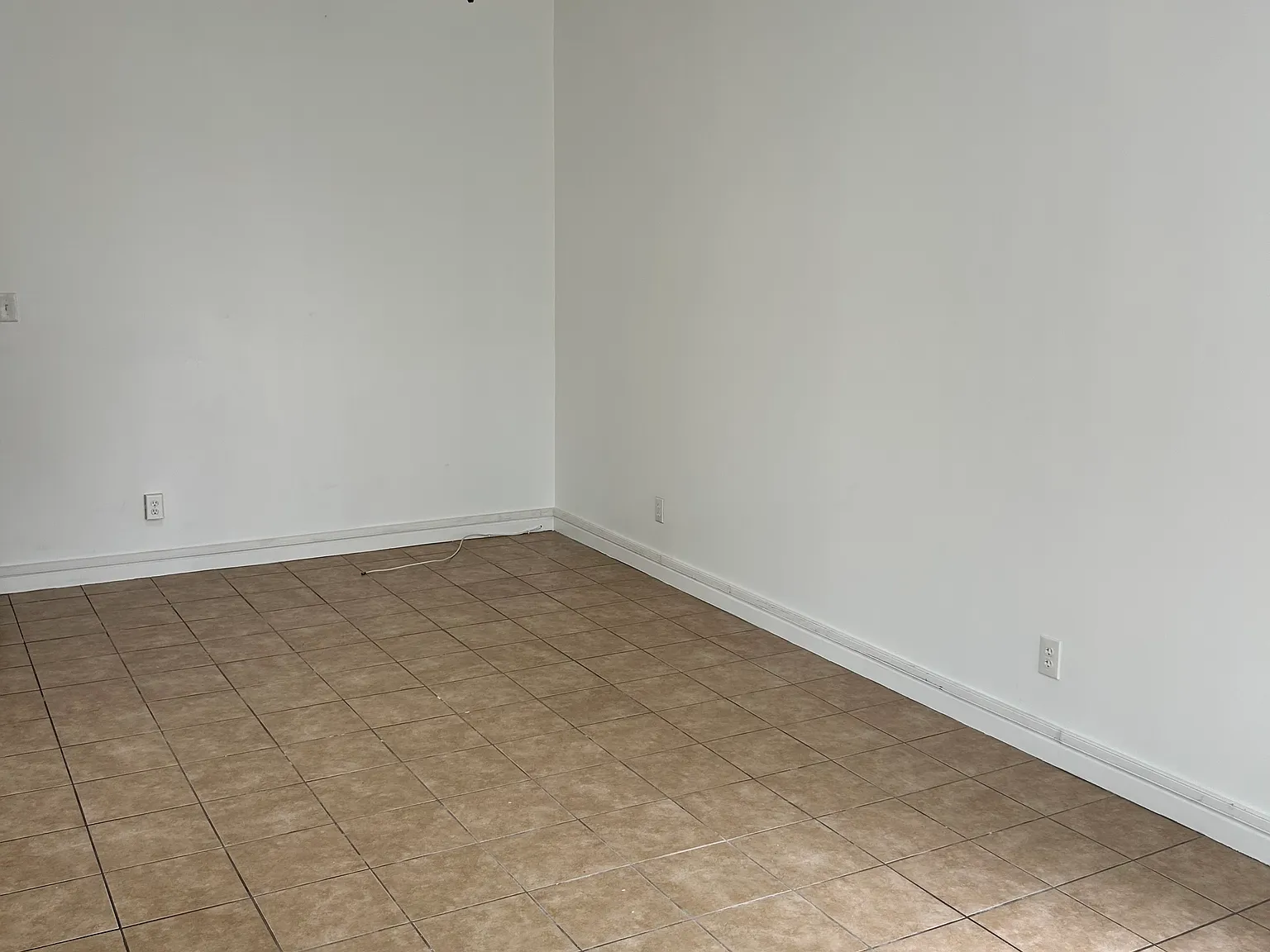 3 bed, 950 sqft, $3,600 — Photo 2