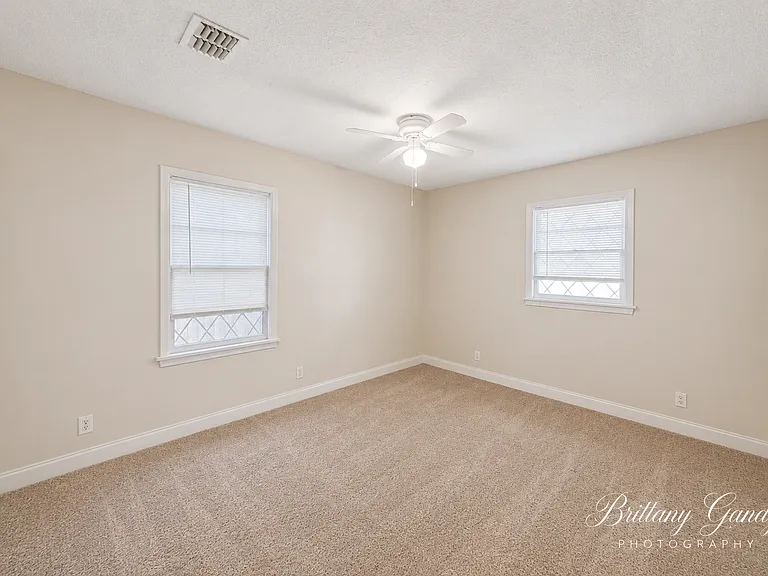 1504 Leslie St — Photo 7