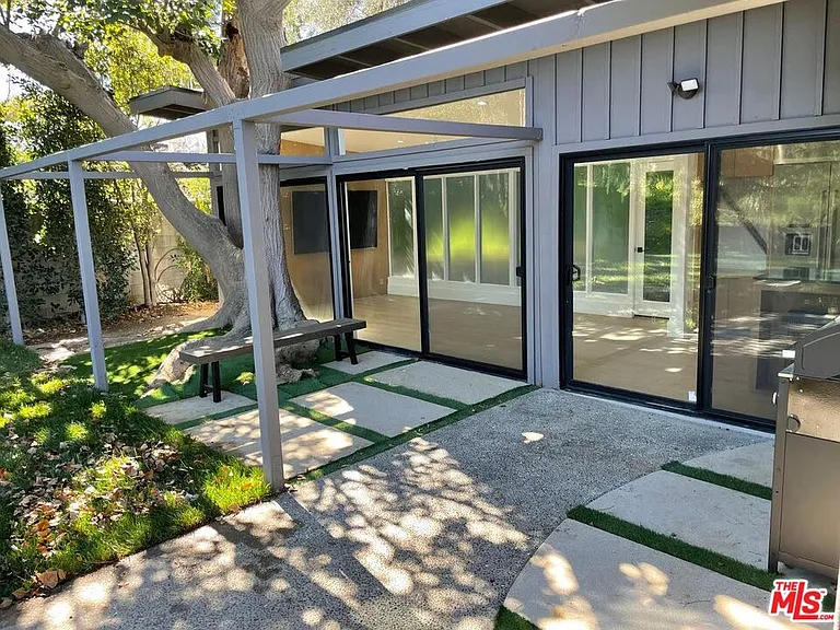 15434 Mulholland Dr — Photo 23