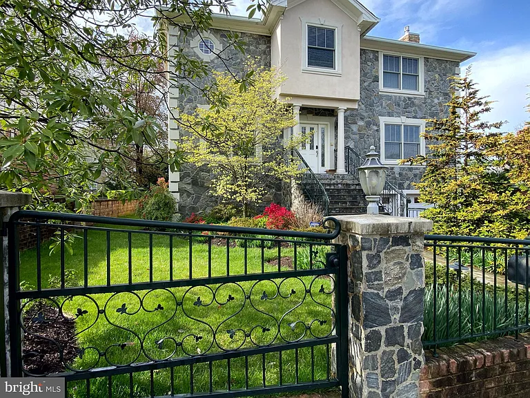 2138 Patrick Henry Dr — Photo 2