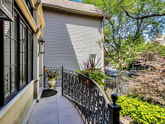 5th image of 1647 W Wrightwood Ave