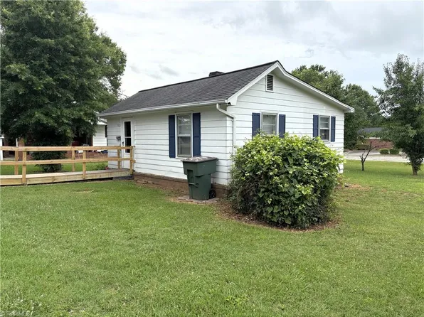 905 W Jefferson St, Mayodan, NC 27027