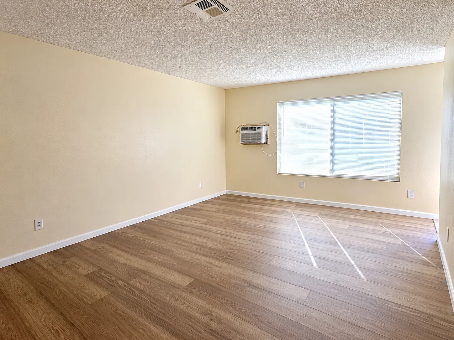 2 bed, 1100 sqft, $2,200 — Photo 2
