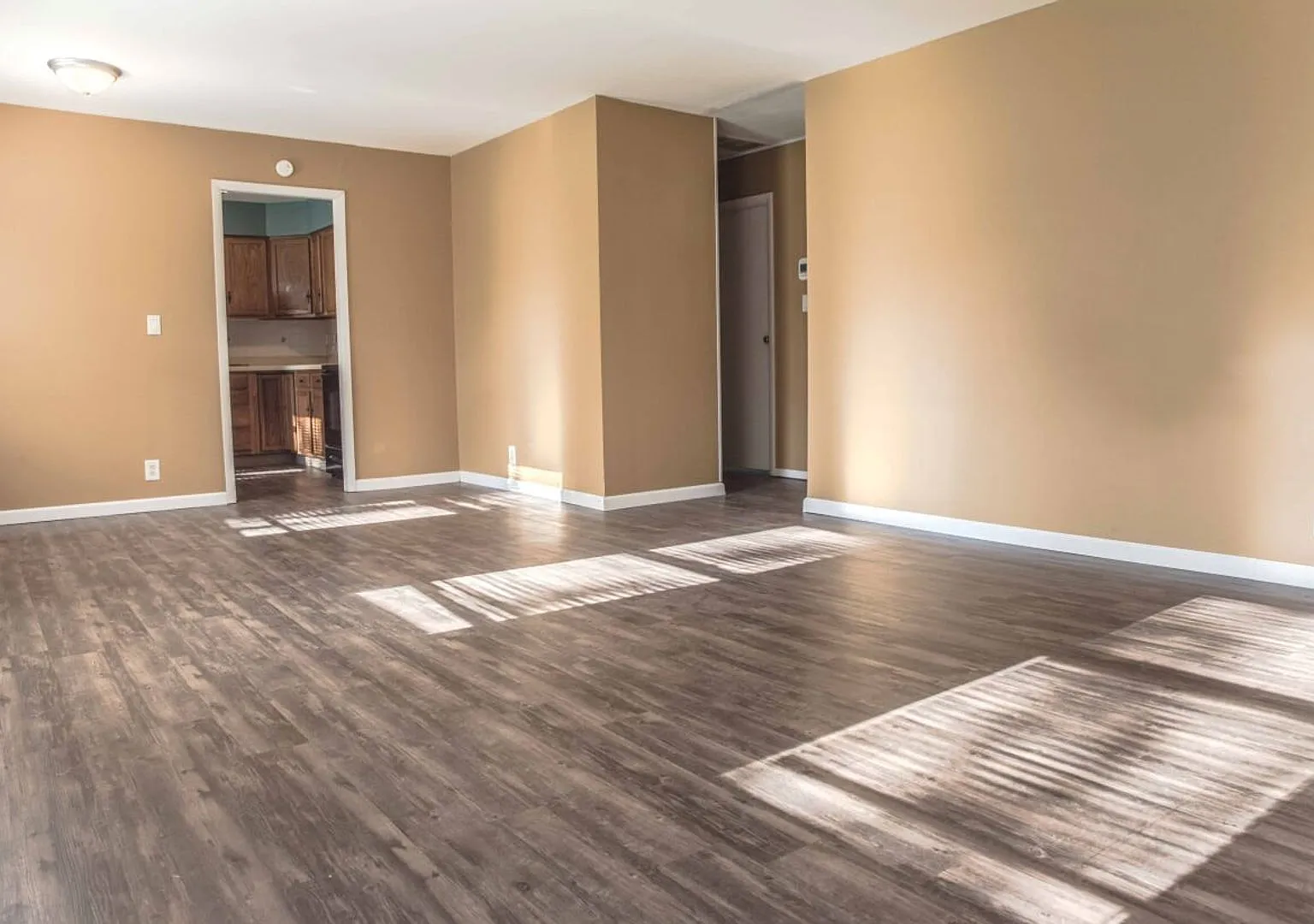 3 Bedroom Home with Hardwood Floors, a Huge Backyard, and a Garage, In-Unit Washer and Dryer — Photo 4