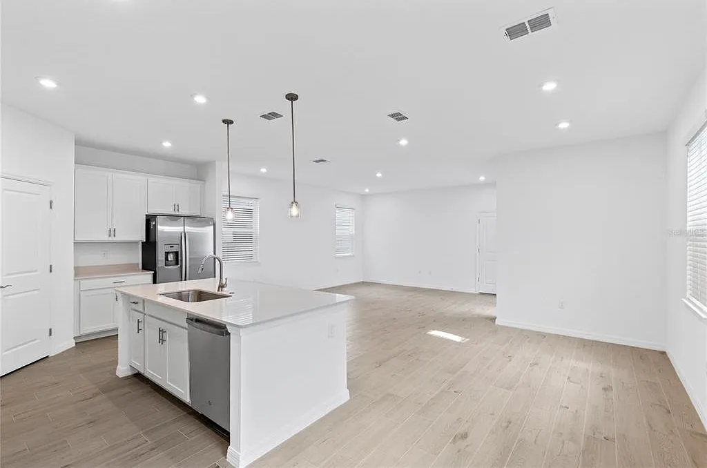 4 bed, 3.0 bath, 2198 sqft, $2,700 — Photo 4