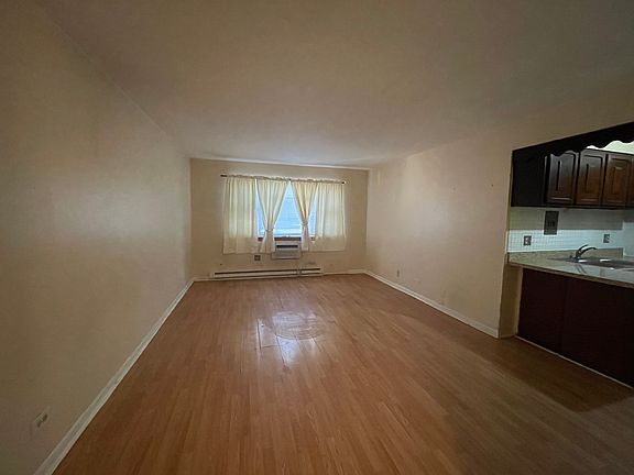 2nd image of 5920 N Kenmore Ave APT 508