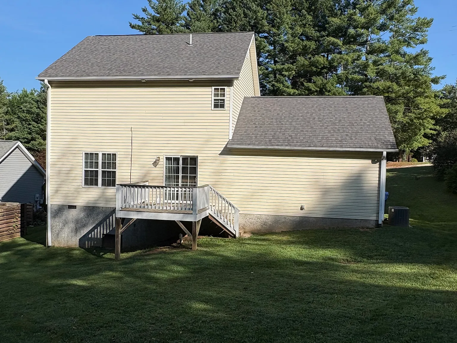 3 bed, 2.5 bath, 1275 sqft, $2,350 — Photo 2