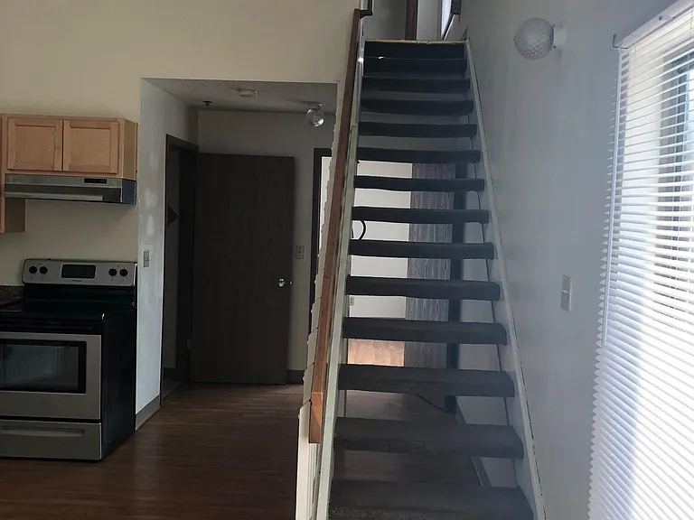 320 E Burlington St #10 — Photo 2
