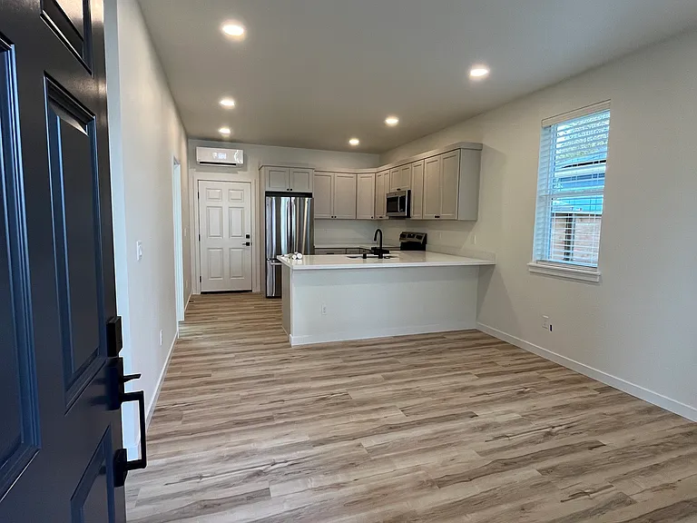 1614 S Ainsworth Ave #B — Photo 4