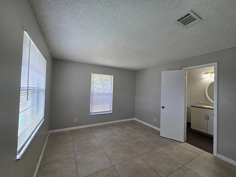 702 SE 47th St #4 — Photo 14