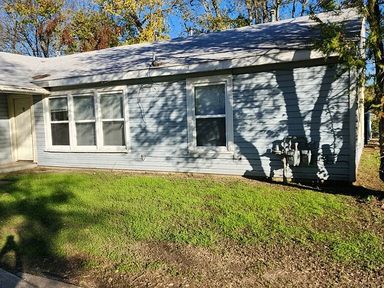 1903 Poage Ave — Photo 1