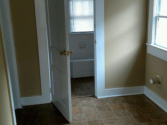 4th image of 1118 Lyndon Ave