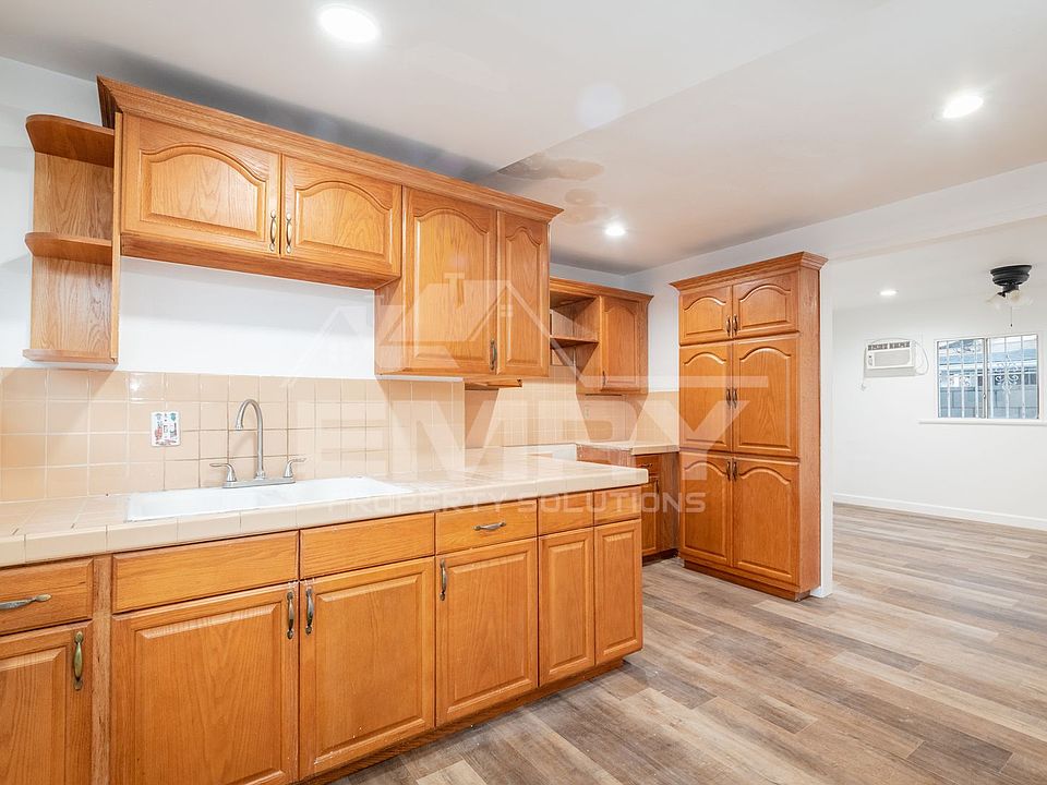 1st image of 456 E Market St #3