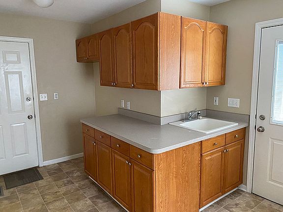 5th image of 383 Bridgeview Dr