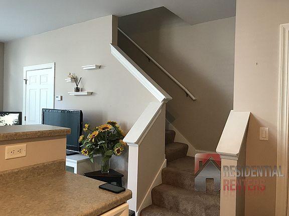 3rd image of 1550 N Warren Ave APT 104