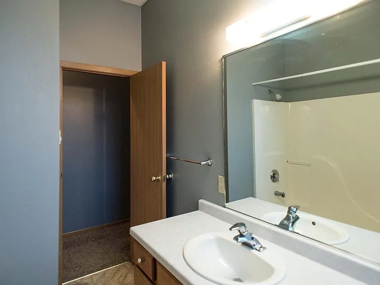 411 Broadway N #102 — Photo 4