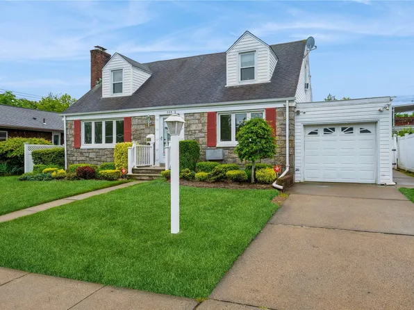 559 Knollwood Drive, West Hempstead, NY 11552