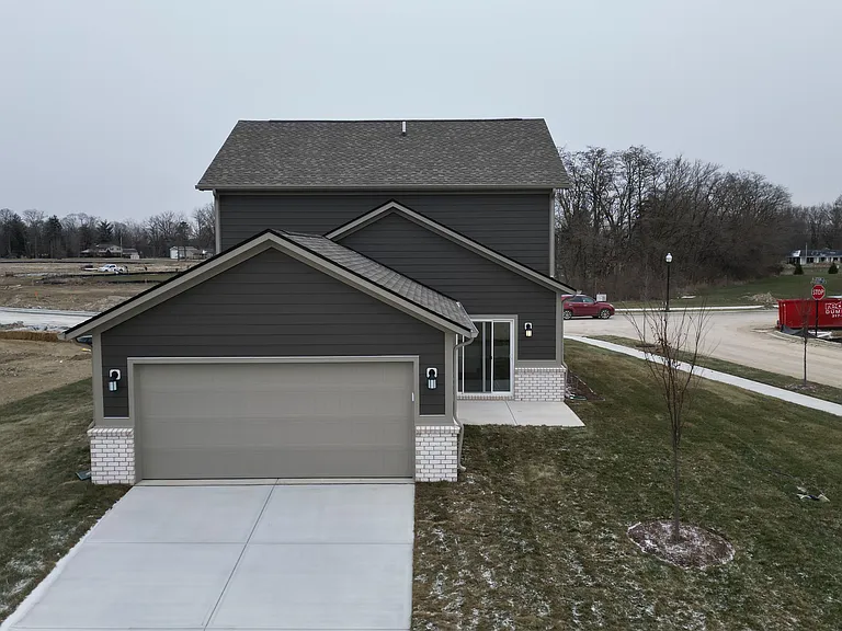 532 Lincoln Cir W — Photo 5