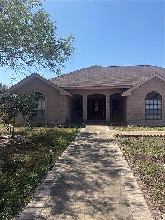 4 bed, 2.5 bath, 2072 sqft, $2,200 — Photo 2