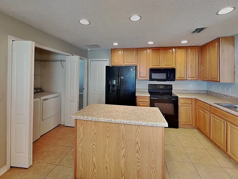 1043 Bethpage Rd — Photo 12