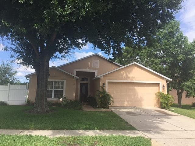 Front of home with 2 car garage