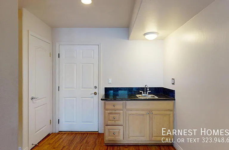 11622 Oxnard St — Photo 32
