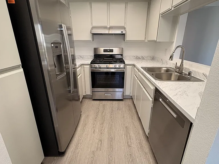 2079 Lakeridge Cir #104 — Photo 2
