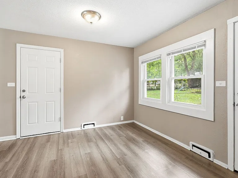 11407 Winchester Ave — Photo 3