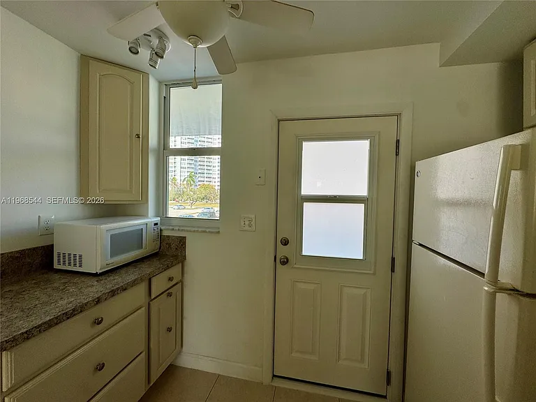 2855 Leonard Dr #H202 — Photo 12