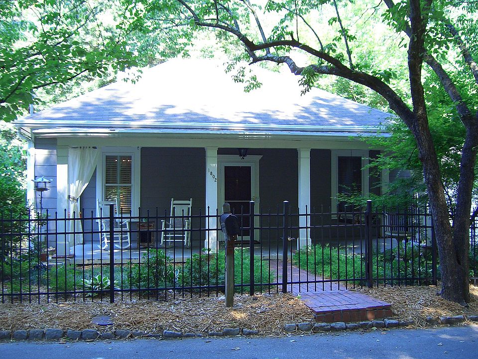 Adorable Bungalow!