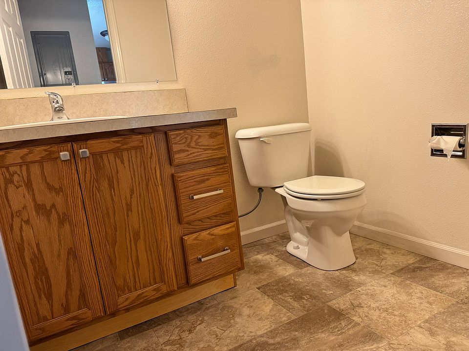 Lower level 1/2 bath