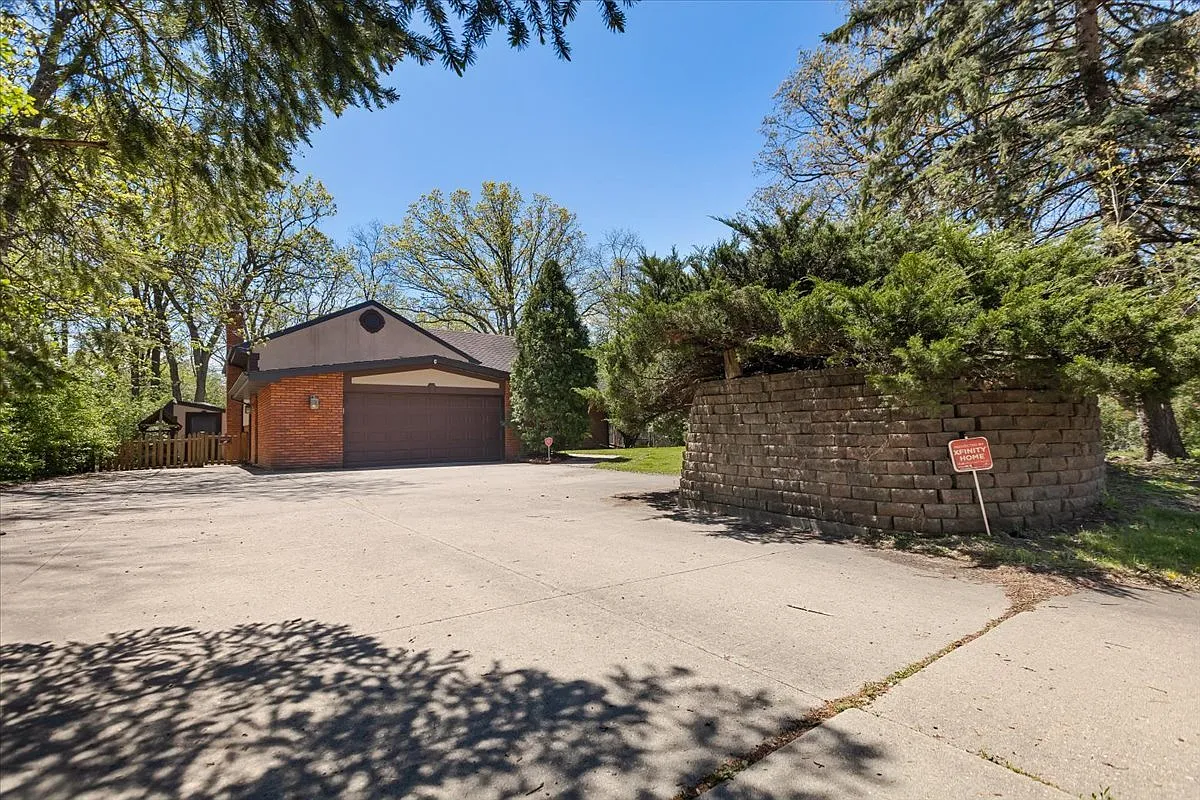 4 bed, 2.5 bath, 2378 sqft, $4,900 — Photo 1