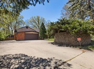 33 Half Day Rd, Lincolnshire, IL 60069