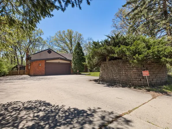 33 Half Day Rd, Lincolnshire, IL 60069