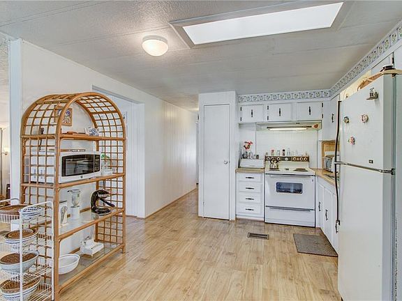 3rd image of 1218 Barefoot Cir