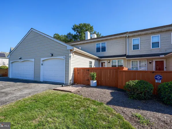 131 Treetops Dr, Lancaster, PA 17601