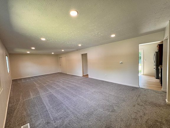 3rd image of 4252 Catalpa Dr