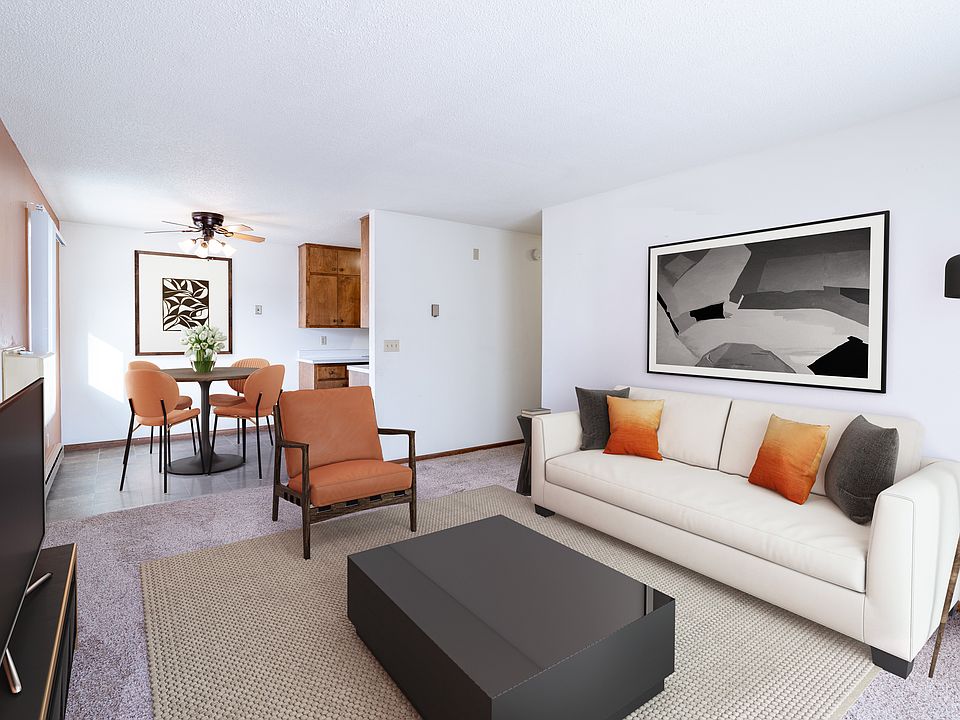 Fargo, ND Carr Apartments | 11A | Living