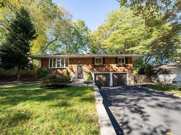 42 Mackay Drive, Hauppauge, NY 11788
