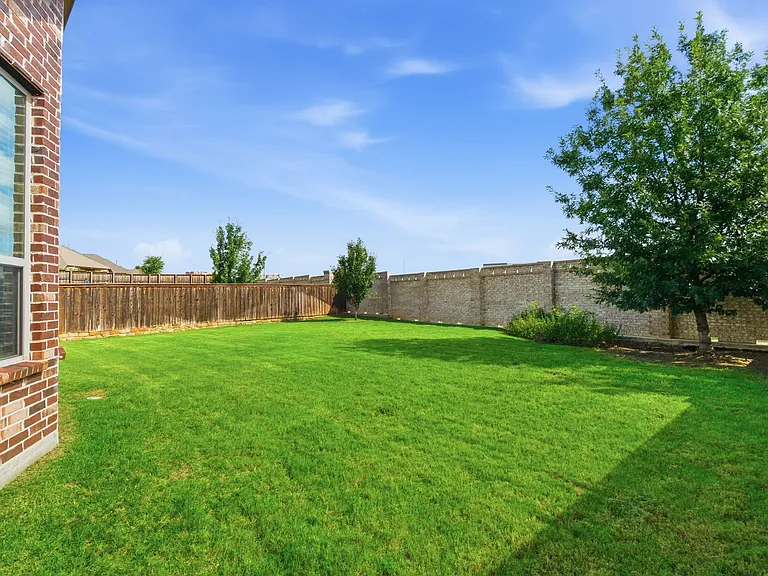 7452 Reverchon Dr — Photo 43