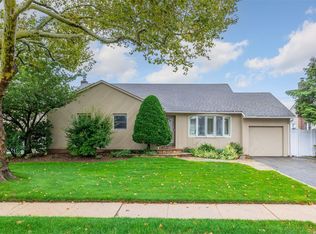 651 Garner Pl, East Meadow, NY 11554