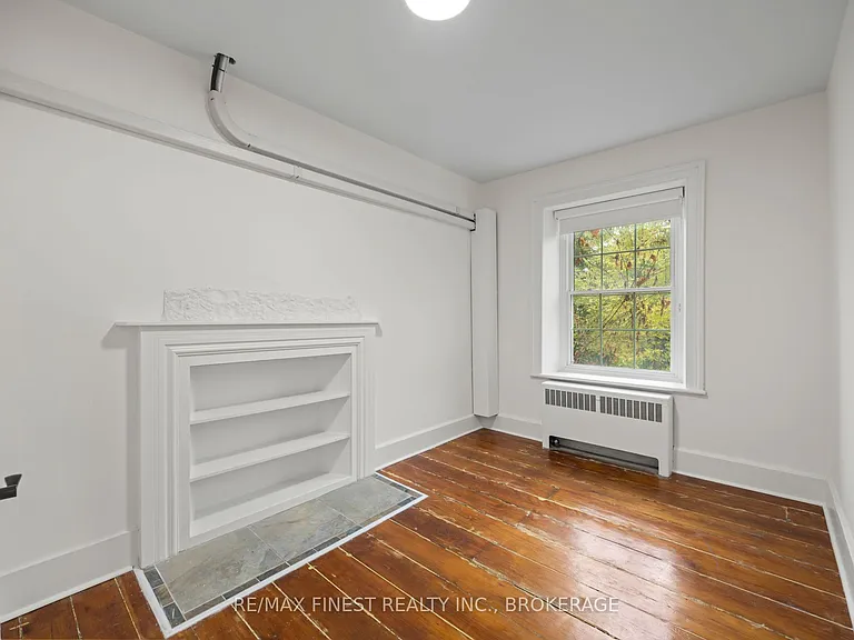 114 Yonge St — Photo 12